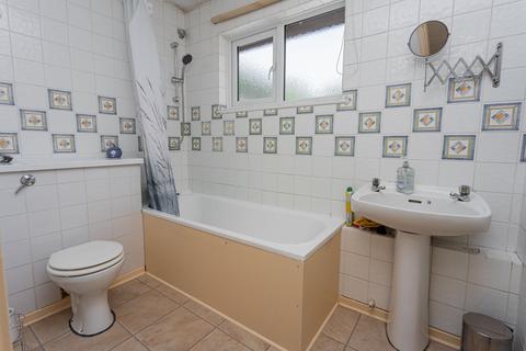 10 Barnfield Way, Oxted, RH8 9QF