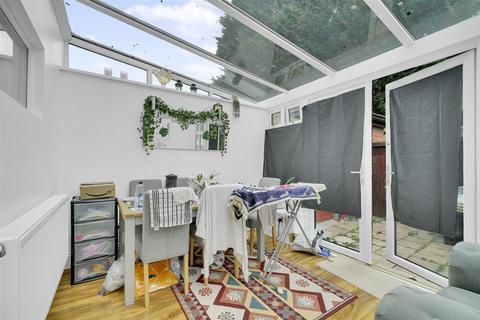 16 Stonechat Square, London, E6 5LQ