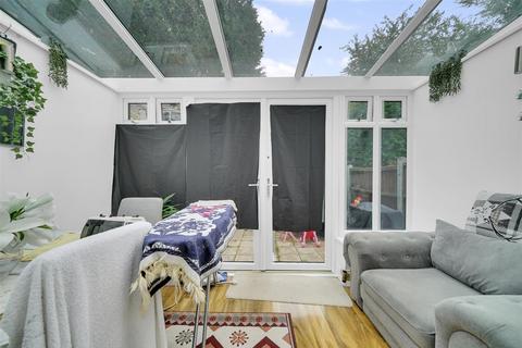 16 Stonechat Square, London, E6 5LQ