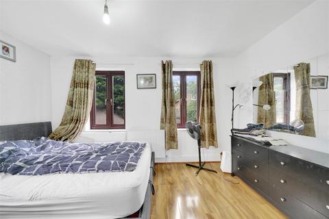 16 Stonechat Square, London, E6 5LQ