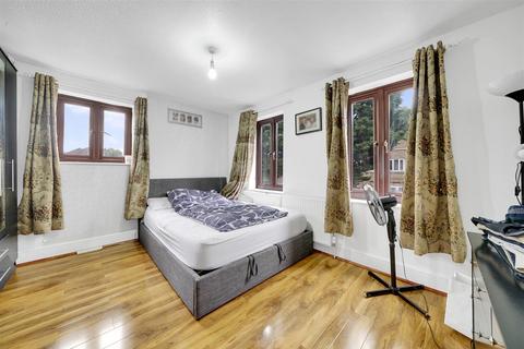 16 Stonechat Square, London, E6 5LQ