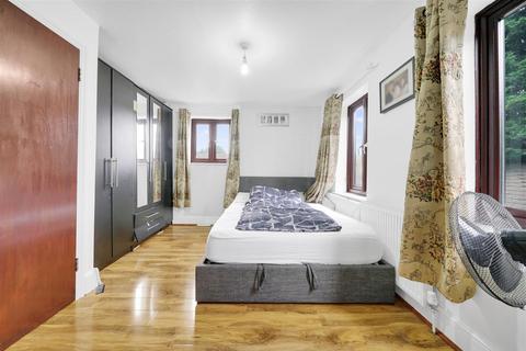 16 Stonechat Square, London, E6 5LQ