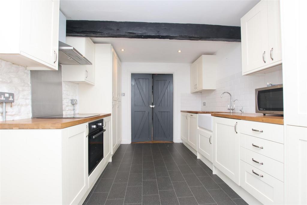 Kitchen (2).JPG