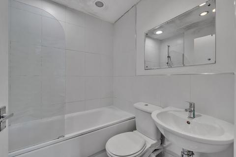 3 bedroom flat to rent, Hammersmith Grove, London W6