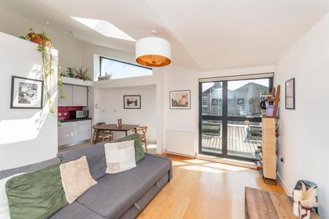 2 bedroom flat for sale, Harmood Grove, London