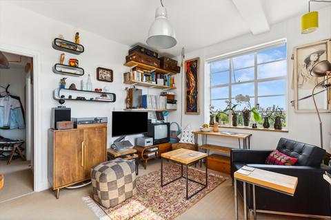 2 bedroom flat to rent, Kings Court, Hamlet Gardens, London