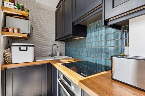 2 bedroom flat to rent, Kings Court, Hamlet Gardens, London