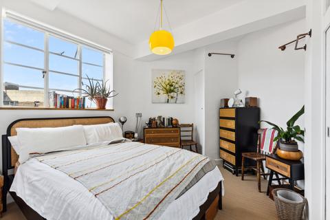 2 bedroom flat to rent, Kings Court, Hamlet Gardens, London