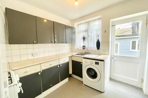 2 bedroom ground floor maisonette to rent, Fencepiece Road, Ilford IG6