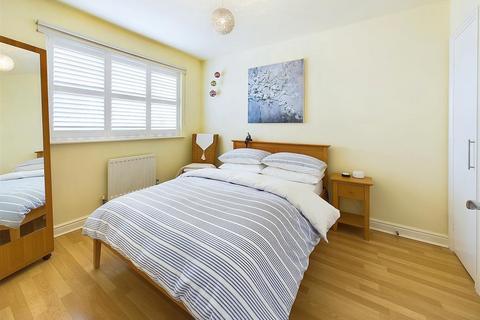 9 Faraday Place, West Molesey, KT8 2TX