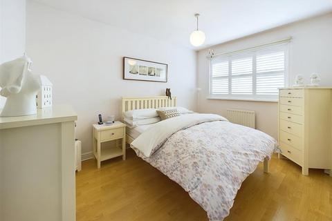9 Faraday Place, West Molesey, KT8 2TX