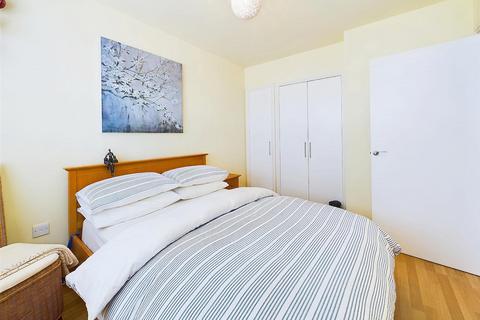 9 Faraday Place, West Molesey, KT8 2TX