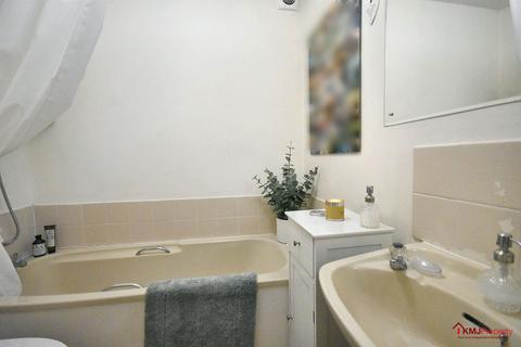 Flat 2, 40 Copse Close, East Grinstead, RH19 3EF