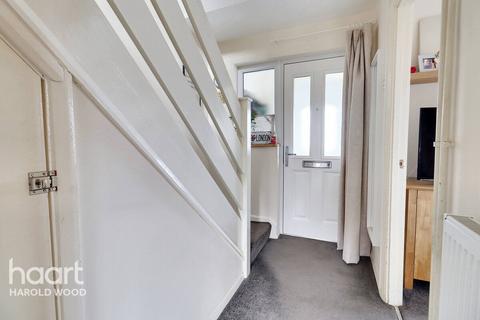 13 Stanwyck Gardens, Romford, RM3 7JU