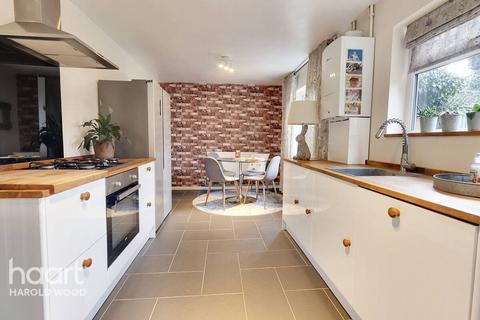 13 Stanwyck Gardens, Romford, RM3 7JU