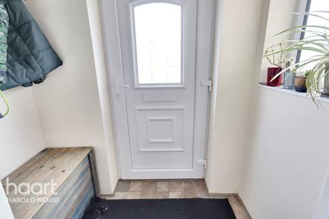 13 Stanwyck Gardens, Romford, RM3 7JU