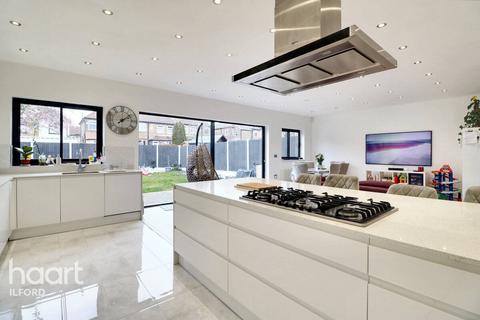30 Rochester Gardens, Ilford, IG1 3LZ