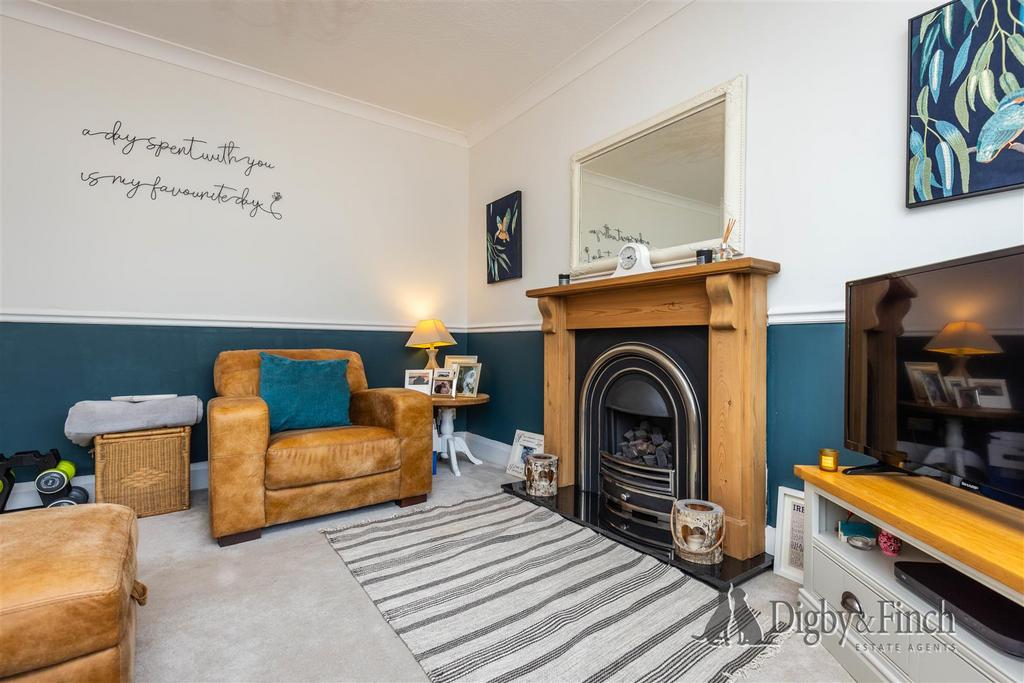 120, Bingham Road Radcliffe-On-Trent, NG12 2 GT-15w