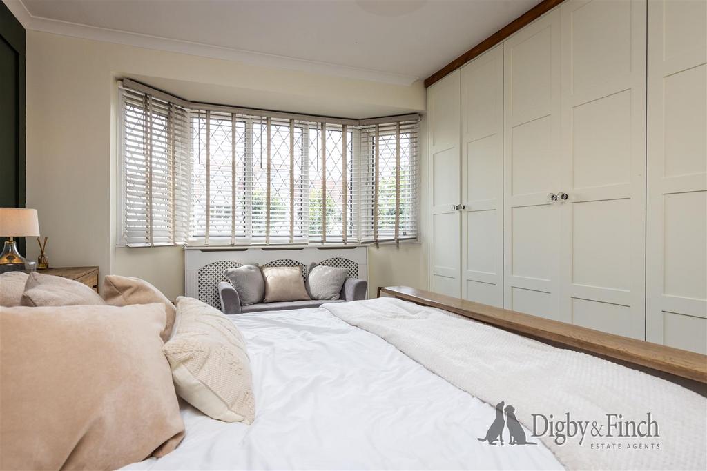 120, Bingham Road Radcliffe-On-Trent, NG12 2 GT-30w