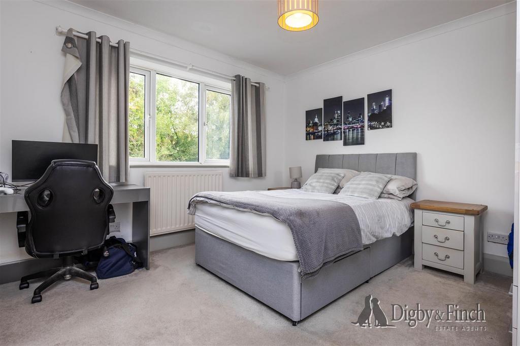 120, Bingham Road Radcliffe-On-Trent, NG12 2 GT-24w