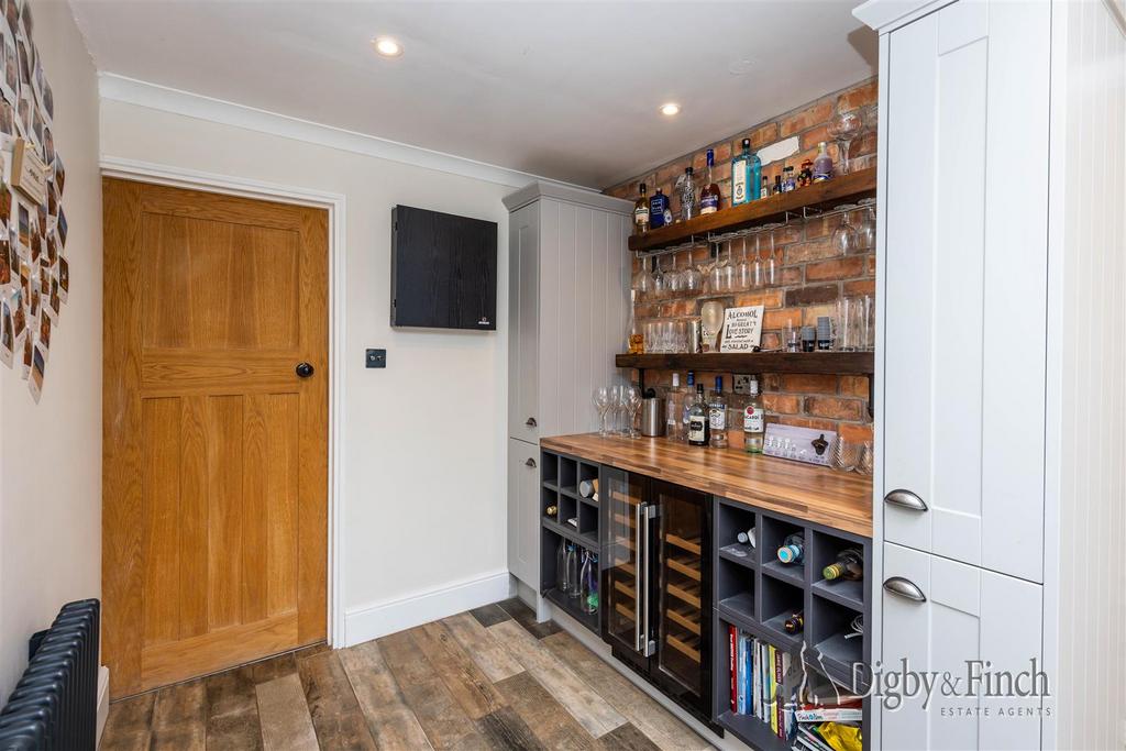 120, Bingham Road Radcliffe-On-Trent, NG12 2 GT-18w