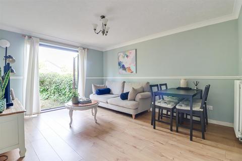 2 bedroom flat for sale, Kingswood Chase, Leigh-On-Sea SS9