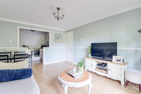 2 bedroom flat for sale, Kingswood Chase, Leigh-On-Sea SS9