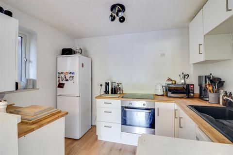 2 bedroom flat for sale, Kingswood Chase, Leigh-On-Sea SS9