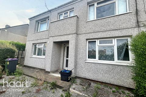 2 bedroom flat for sale, Glosters Parade, Pontypool