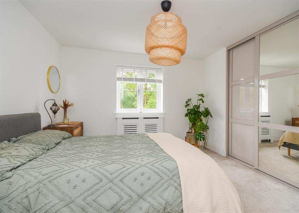 17 Crossfield Crescent - Principal Bedroom Suite.j