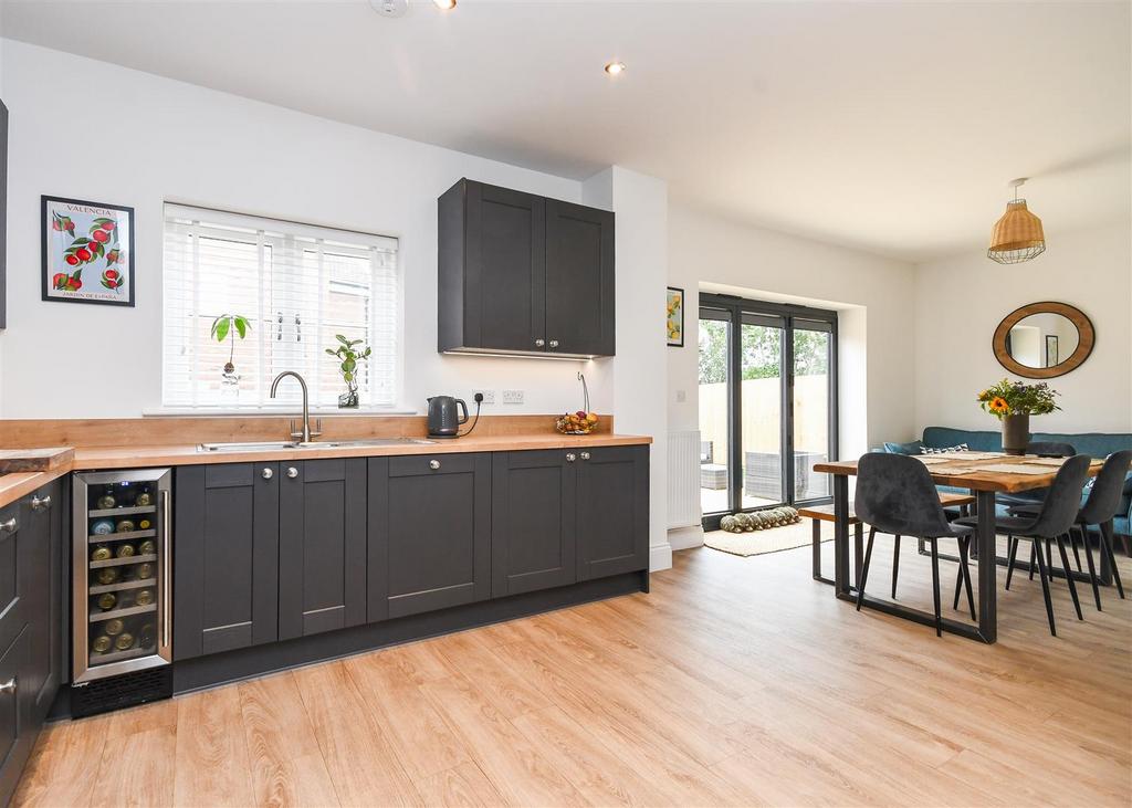 17 Crossfield Crescent - Kitchen Diner.jpg