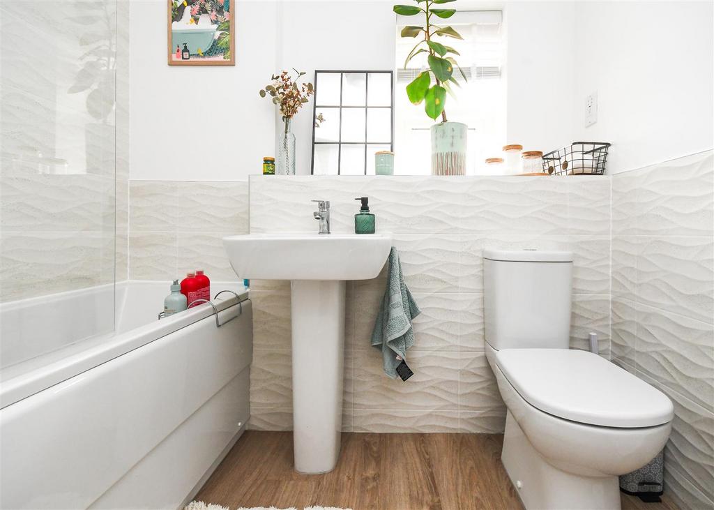 17 Crossfield Crescent - Bathroom.jpg