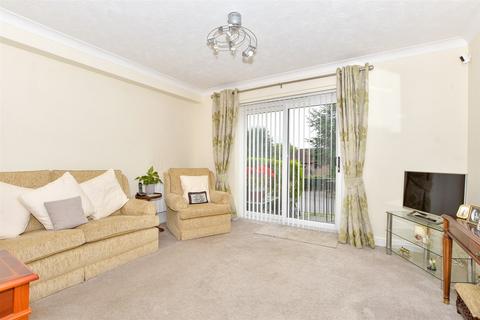 2 bedroom ground floor flat for sale, Havant Road, Horndean, Waterlooville, Hampshire