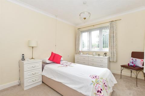 2 bedroom ground floor flat for sale, Havant Road, Horndean, Waterlooville, Hampshire