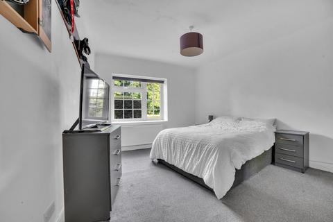 32, Riverbank Laleham Road, Staines, TW18 2QE