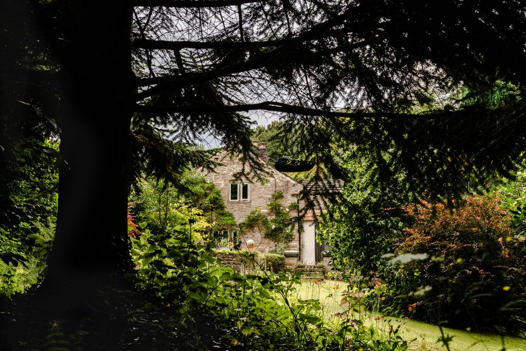 226056 - Peeres Cottages Stockport Outside 22.jpg