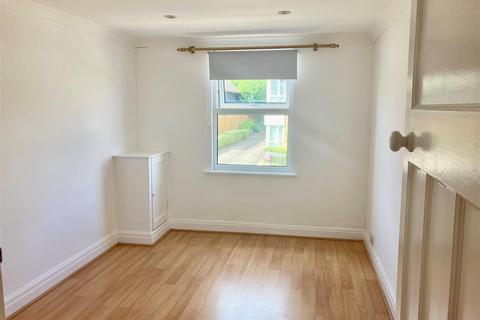 3 bedroom flat to rent, Wrotham Road, Meopham