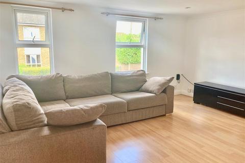 3 bedroom flat to rent, Wrotham Road, Meopham