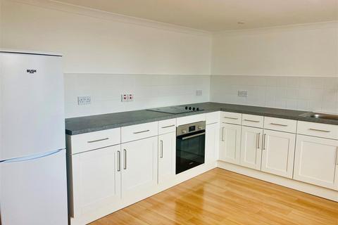 3 bedroom flat to rent, Wrotham Road, Meopham