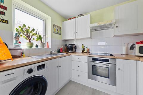 1 bedroom flat for sale, Holmesdale Road, London