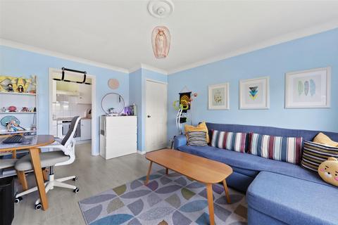 1 bedroom flat for sale, Holmesdale Road, London