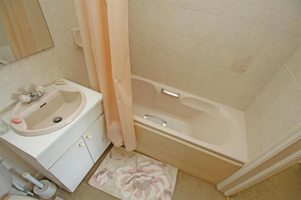 Ensuite bathroom.jpg