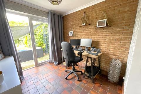 25 Abbey Road, Bingham, Nottingham, NG13 8EE