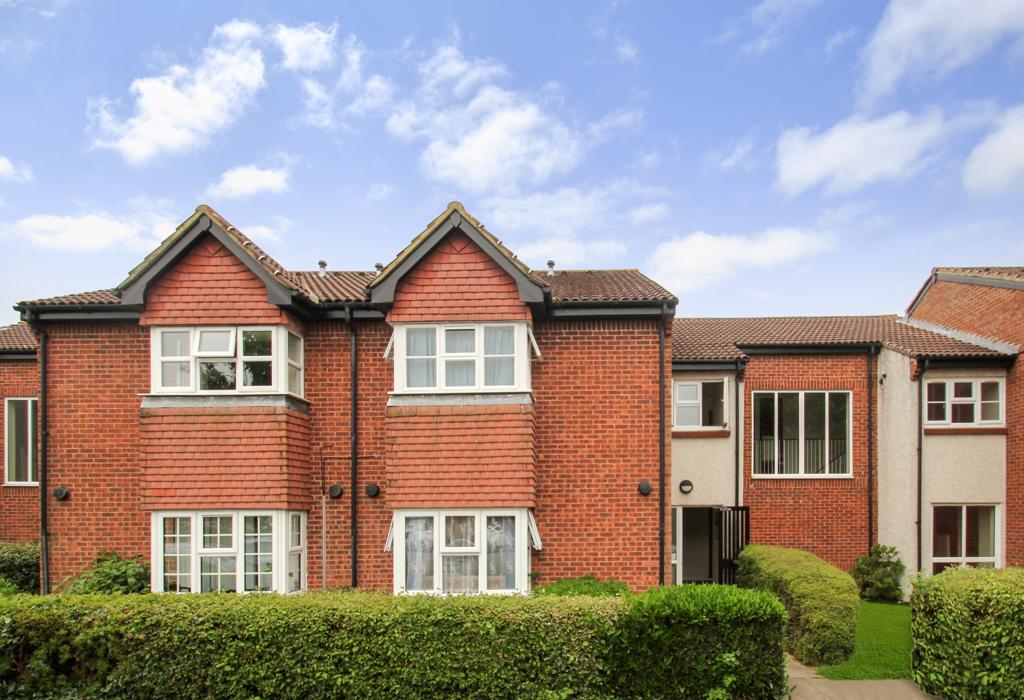Clarkes Drive, Uxbridge, Greater London 1 bed flat to rent £1,395 pcm