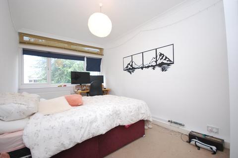 4 bedroom property to rent, Cedars Road, London SW4