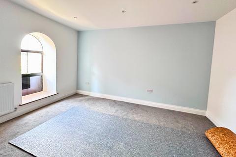 2 bedroom triplex for sale, Queen Street, Gillingham, Dorset. SP8 4DZ