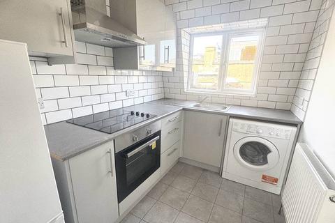 2 bedroom flat to rent, Longridge Avenue, Saltdean, BN2 8LG