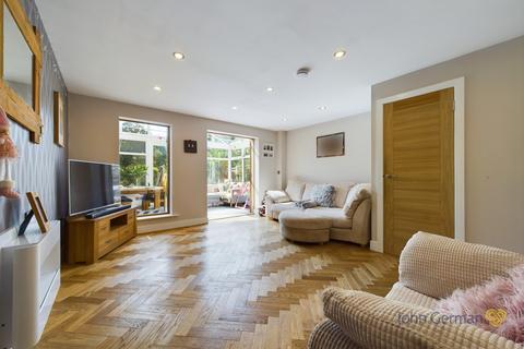 21 Old Lodge Close, Uttoxeter, ST14 7FJ