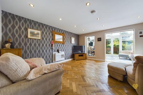 21 Old Lodge Close, Uttoxeter, ST14 7FJ