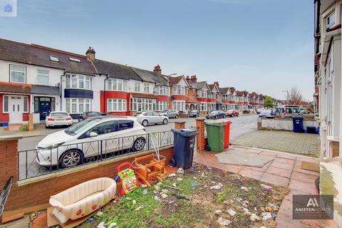 3 bedroom terraced house for sale, Lynford Gardens, Seven Kings, Essex IG3 9LY